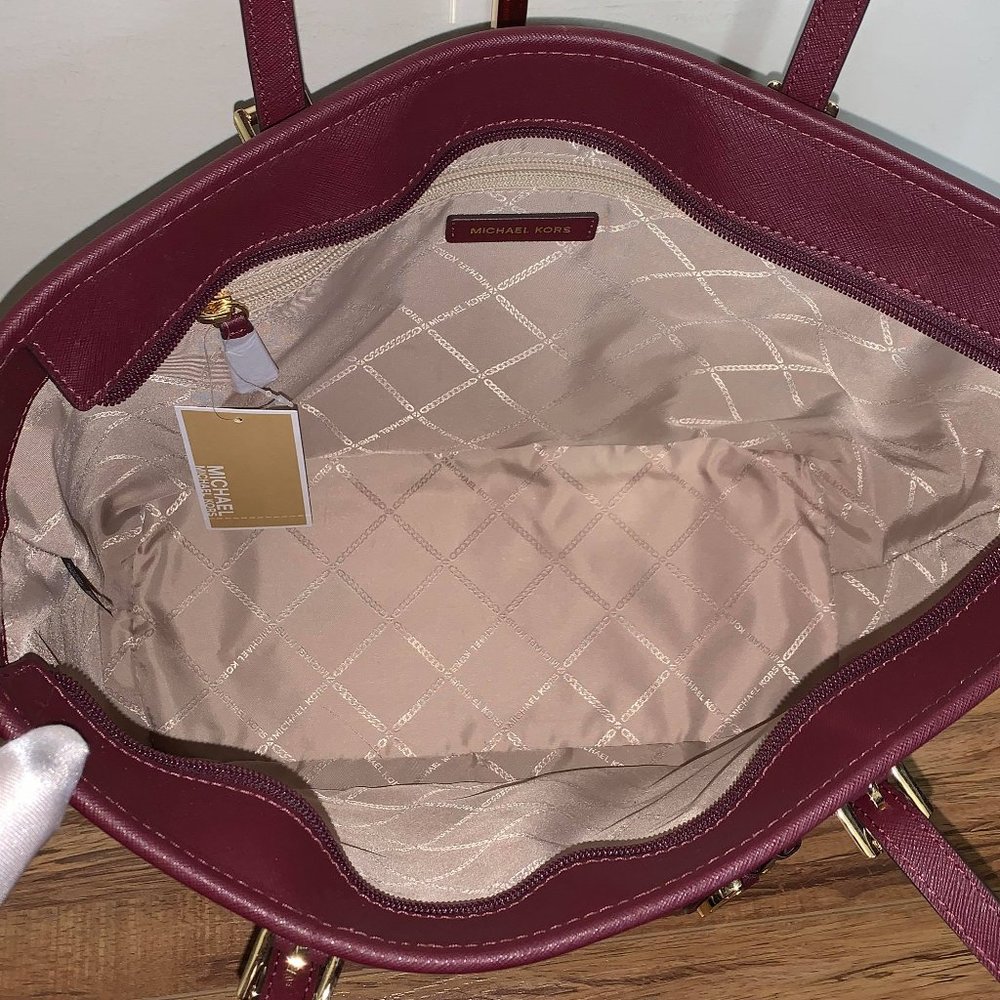 ❤️❤️SOLD❤️❤️Michael Kors Leather Purse💜 - Picture 6 of 16